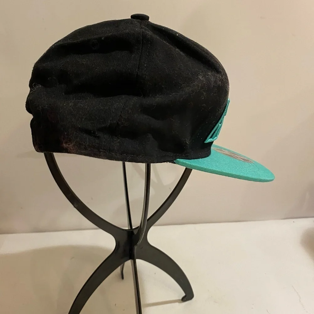 Hustle Snap Back Hat O/S (KW)